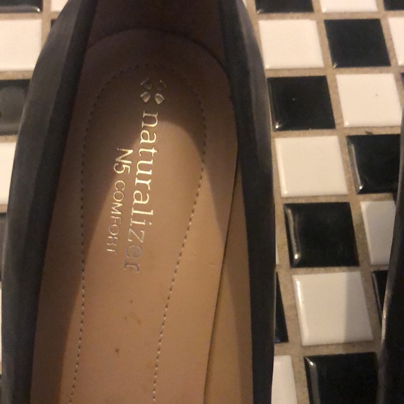 Black leather pumps in EUC - Picture 3 of 5